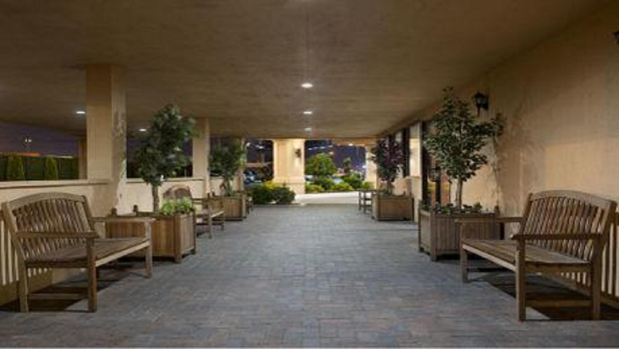 Wyndham Garden Hotel Newark Airport Интерьер фото